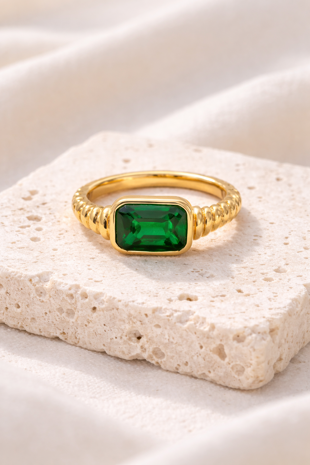Emerald Royale Ring - Image 2